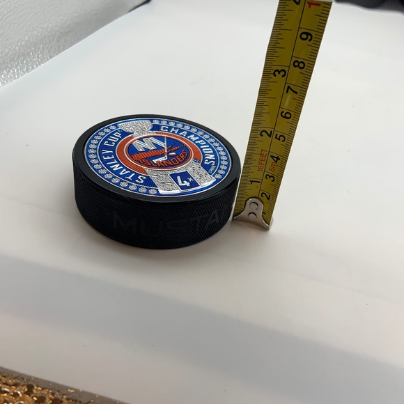 New York Islanders Stanley Cup Champions Embossed Collectible Puck - Picture 15 of 15